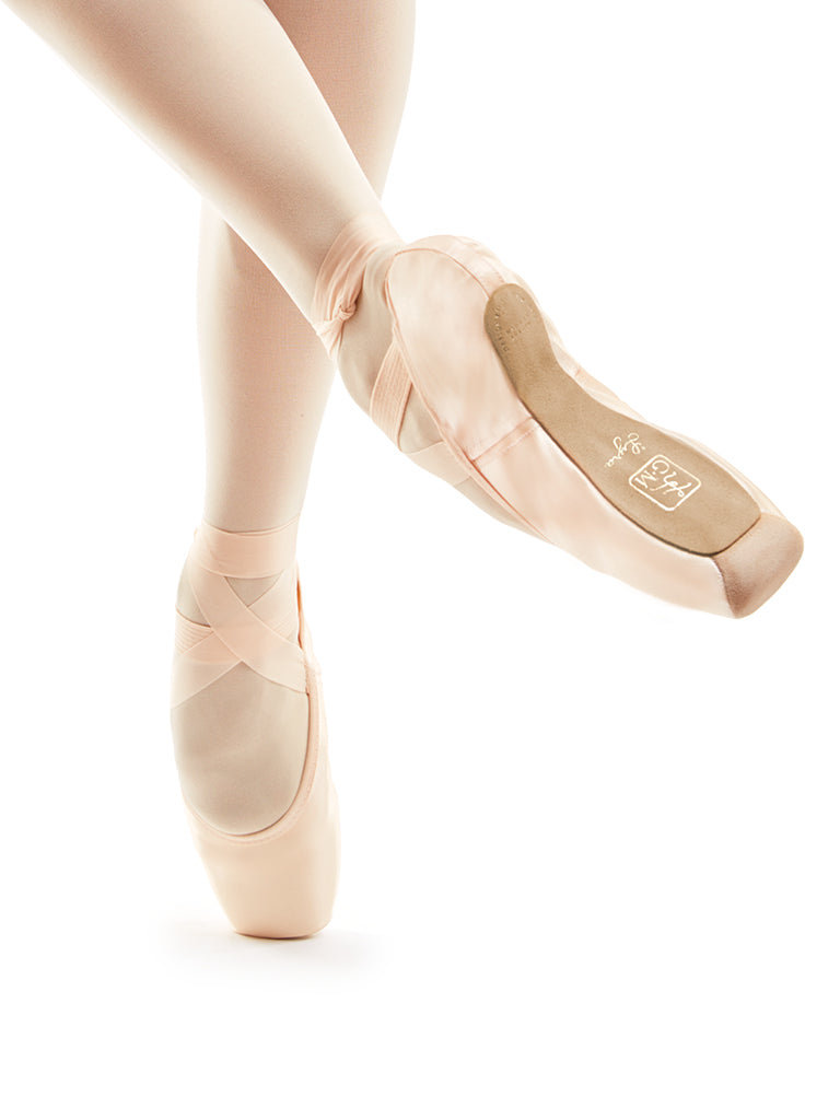 Lyra pointe shoes