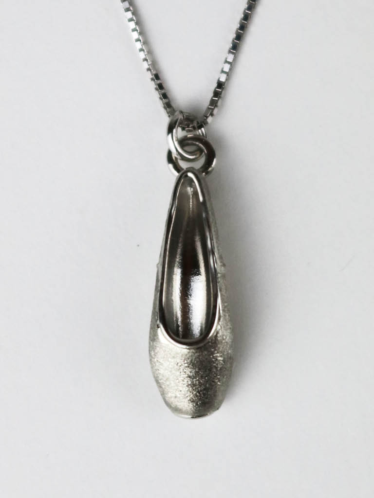 En-Pointe-Necklace-1 - Gaynor Minden